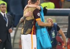16/09/2015;ROMA CALCIO;STADIO OLIMPICO; CHAMPIONS LEAGUE; CALCIO;BARCELLONA CALCIO  
NELLA FOTO: TOTTI SALUTA MESSI