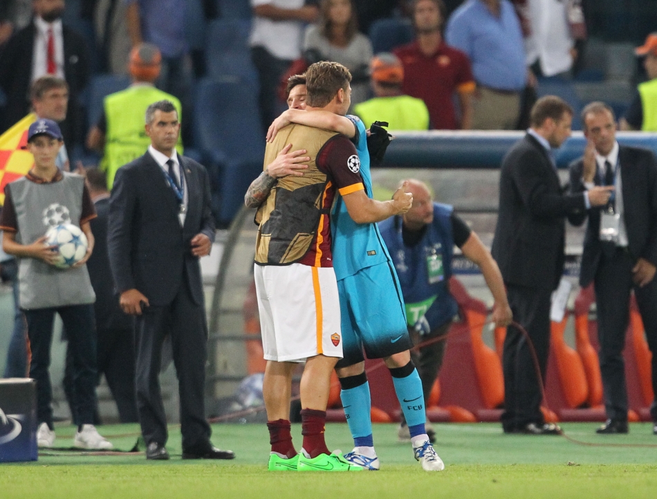 16/09/2015;ROMA CALCIO;STADIO OLIMPICO; CHAMPIONS LEAGUE; CALCIO;BARCELLONA CALCIO  
NELLA FOTO: MESSI SALUTA TOTTI